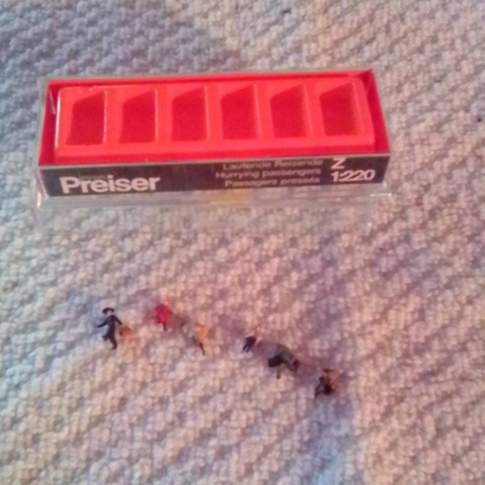 Preiser Miniature Train Passengers - Picture 2 of 2